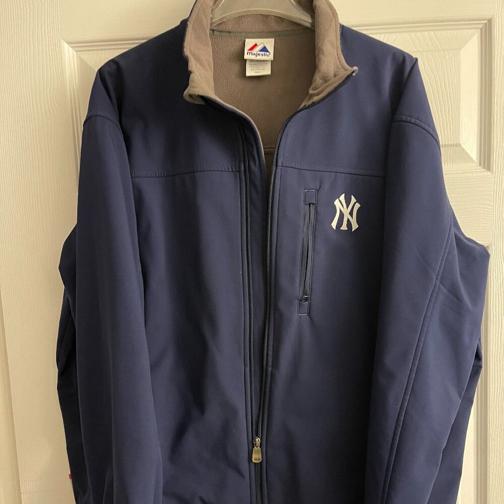 Authentic New York Yankees Majestic Jacket in XXL (Large fit) with side zip pock